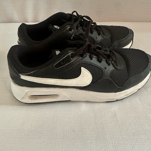 Nike Women’s Black and White Athletic Shoes, size 8.5 - Picture 3 of 8